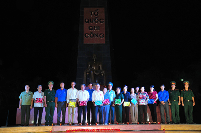 Ban tổ chức trao quà cho các cựu thanh niên xung phong