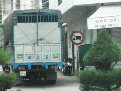 Bất chấp biển cấm