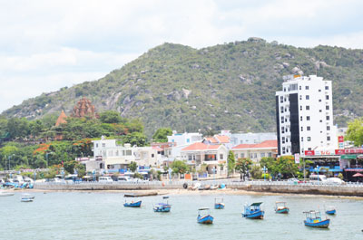 Khách sạn Dịu Dàng đã hạn chế tầm nhìn của du khách từ Tháp Bà về phía biển.