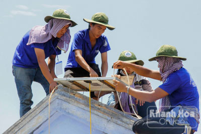 Lắp đặt năng lượng mặt trời cho hộ gia đình chính sách ở thôn đảo Điệp Sơn.