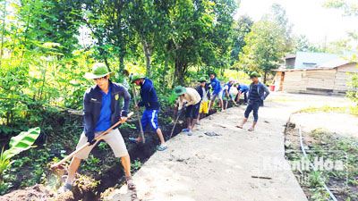 Thanh niên tình nguyện Trường Cao đẳng Văn hóa Nghệ thuật và Du lịch Nha Trang thi công 500m đường nước dân sinh tại xã Sơn Bình (Khánh Sơn).