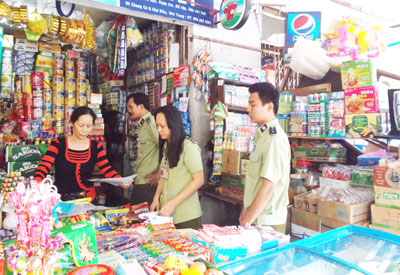 Lực lượng Quản lý thị trường kiểm tra một cửa hàng đã ký cam kết tại Chợ Đầm