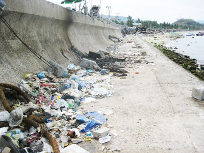 Bãi biển nhiều rác