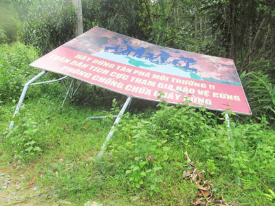 Biển tuyên truyền bị đổ ngã