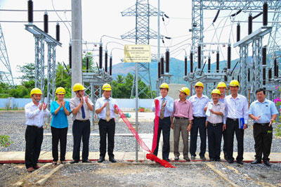 Các đại biểu thực hiện nghi thức gắn biển công trình.