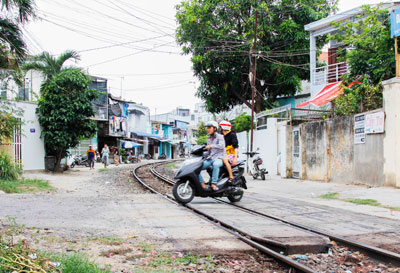 Đường ngang nằm trong khu dân cư tiềm ẩn nhiều nguy cơ tai nạn giao thông.