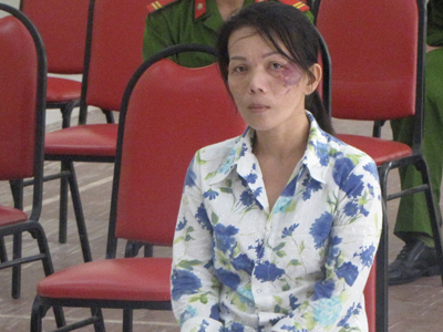  Bị cáo Chung Lệ Bình trước giờ khai mạc phiên tòa.