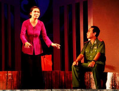 Artists of Khanh Hoa Provincial Traditional Arts Theatre win awards at national theatre arts festival