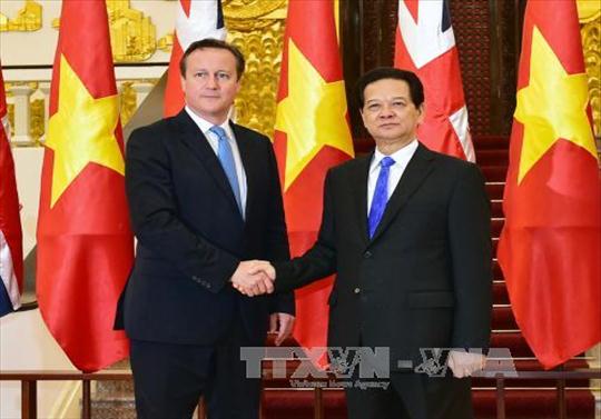 Thủ tướng Nguyễn Tấn Dũng và Thủ tướng Liên hiệp Vương quốc Anh và Bắc Ai-len David Cameron. Ảnh:TTXVN