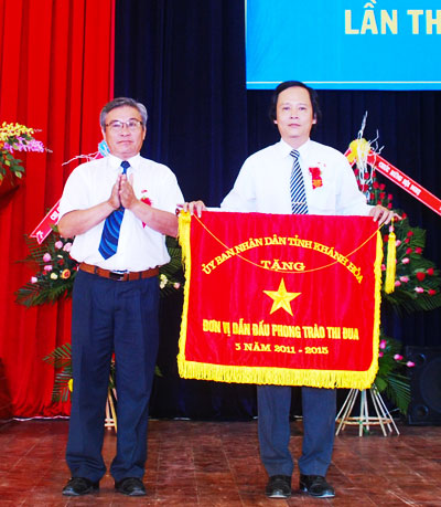 Phòng Giáo dục và Đào tạo huyện Cam Lâm nhận cờ dẫn đầu  phong trào thi đua 5 năm (2011 - 2015) của UBND tỉnh.