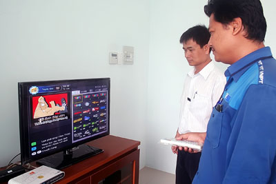 Nhân viên VNPT Khánh Hòa lắp đặt,  hướng dẫn khách hàng sử dụng dịch vụ MyTV.