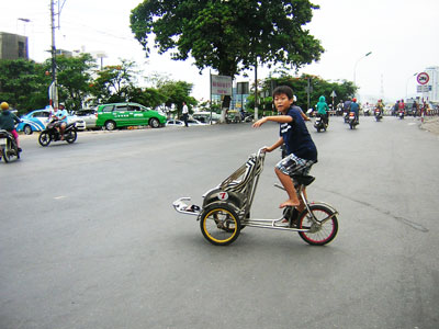 Xích lô mini chạy giữa đường