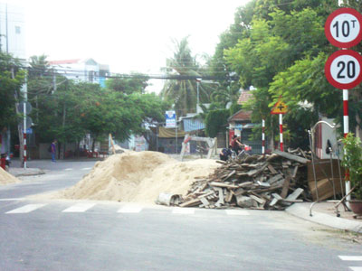 Chiếm lòng đường để tập kết cát