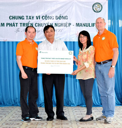 Trao quà từ thiện tại Trung tâm Bảo trợ xã hội tỉnh