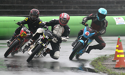 Bất chấp thời tiết mưa gió tại Đà Nẵng, các tay đua vẫn tích cực tập luyện tại sân QK5 để chuẩn bị cho các cuộc tranh tài. Ảnh: Trần Bill.