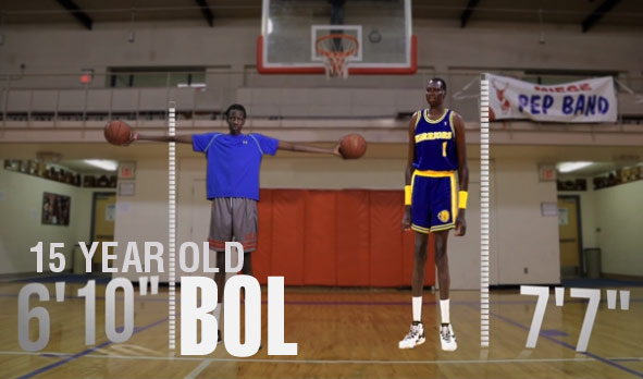 Bol Bol chỉ còn kém người cha huyền thoại Manute Bol (phải) đúng 21 cm. Ảnh: Internet.