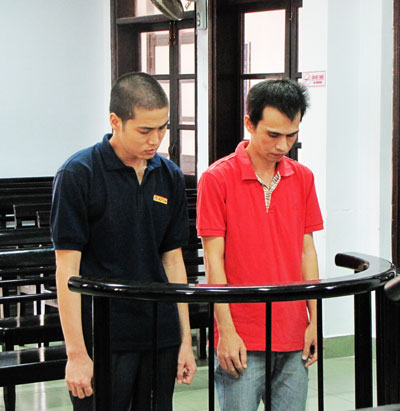 Bị cáo Hồ Hoàng Chinh (trái) và Đinh Ngọc Nguyên Vũ