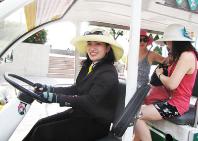 Đón khách  với nụ cười tươi