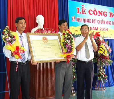 Lãnh đạo xã Ninh Quang nhận Bằng công nhận của UBND tỉnh