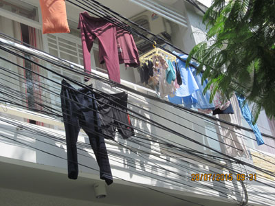 Phơi áo quần trên dây điện