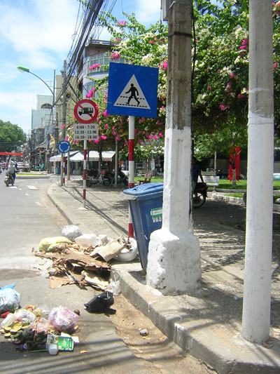 Sao không bỏ rác vào thùng?