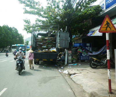 Phế liệu chiếm vỉa hè