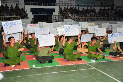 Các đoàn viên thanh niên trả lời câu hỏi
