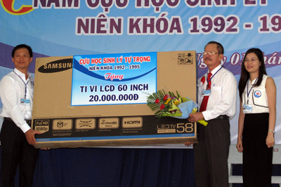 cựu học sinh niên khóa 1992-1995 đã trao tặng Ban Giám hiệu nhà trường