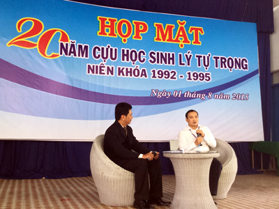 Cựu học sinh Lê Hải Bình (bên phải) giao lưu tại buổi họp mặt