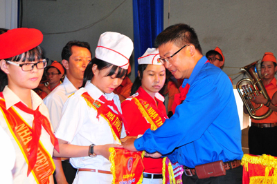 Ông Võ Hoàn Hải – Bí thư Tỉnh đoàn Khánh Hòa trao cờ lưu niệm cho các đội tham gia