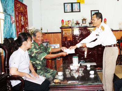 Đại diện Sở Lao động -Thương binh và Xã hội thăm, tặng quà một gia đình có người thân bị tai nạn lao động.