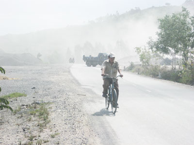 Bụi đá bay mù mịt