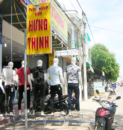 Ma-nơ-canh choán vỉa hè