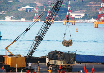 Tăng cường kiểm soát xe quá tải tại các cảng biển