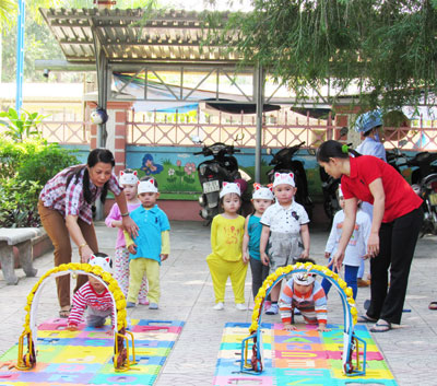 Cô và trò Trường Mầm non Hoa Phượng