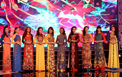 Các chương trình thời trang giới thiệu những bộ sưu tập mới của các NTK