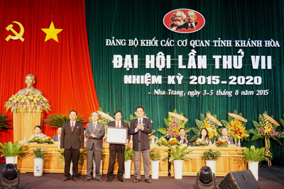 Ông Lê Thanh Quang (bìa phải) trao bằng khen cho Đảng bộ Khối Các cơ quan tỉnh