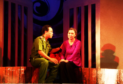 Nghệ sĩ Ưu tú Bích Vương trong vở dân ca kịch “Cơn lốc đời người”.