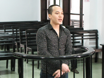 "Mua" mô tô bằng… roi điện, súng bắn điện