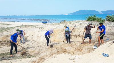 Đội tình nguyện Trường Đại học Nha Trang đào hố xử lý rác thải cho người dân đảo Điệp Sơn.