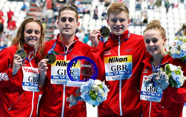 Đội bơi Liên hiệp Anh giành HCV và phá kỷ lục thế giới. Ảnh: Internet.