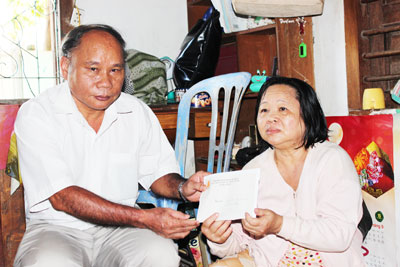 Đại diện Hội Nạn nhân chất độc da cam/dioxin tỉnh trao quà cho gia đình bà Nguyễn Thị Thẩm. 