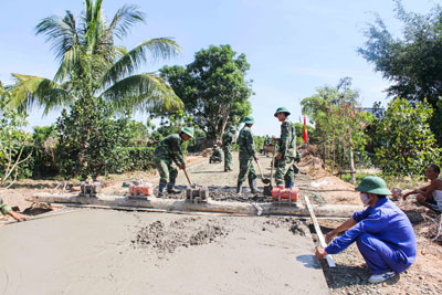 Bộ đội Lữ đoàn Công binh 293 xây dựng đường tại thôn Xuân Lập