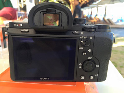  Màn hình phía sau máy có khớp lật, kích thước 3 inch, độ phân giải 1,228 triệu điểm ảnh.   