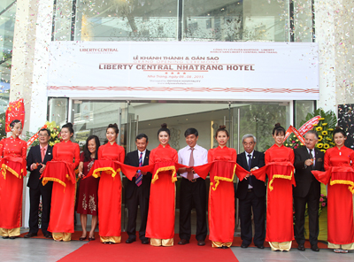 Nghi thức cắt băng khánh thành khách sạn Liberty Central Nha Trang.