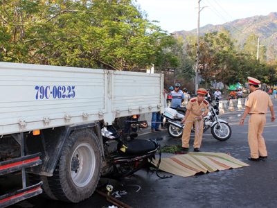 Lực lượng Công an TP. Nha Trang điều tra làm rõ vụ tai nạn.