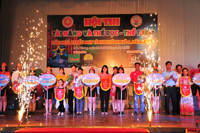 	Ban tổ chức trao cờ lưu niệm và tặng hoa các đội thi.