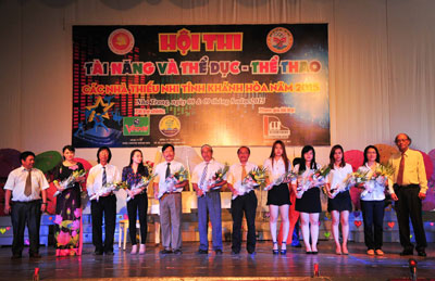 Ban tổ chức tặng hoa cho thành viên ban giám khảo.