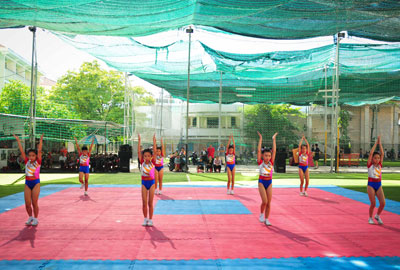 Các đội thi tham gia đồng diễn aerobic.