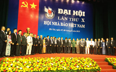 Ban Chấp hành Hội Nhà báo Việt Nam khóa X ra mắt đại hội.
